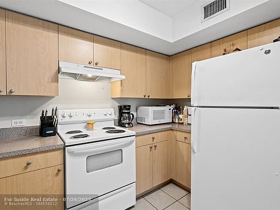 3rd image of 615 Villa Cir #615