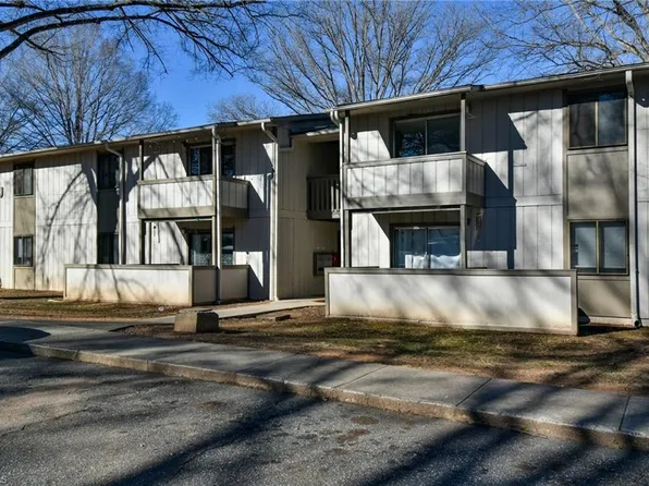2240 Sunderland Rd APT 52N, Winston Salem, NC 27103
