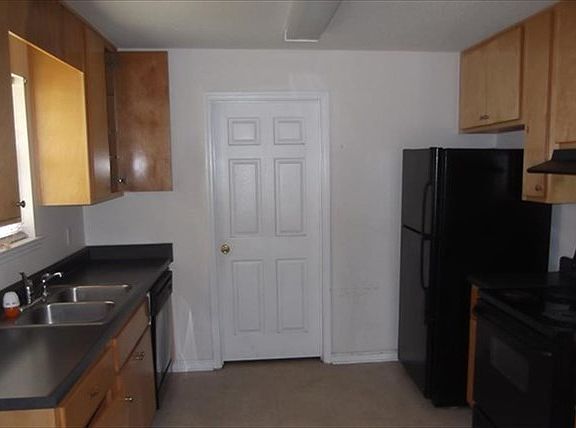 3rd image of 2620 Saxon St