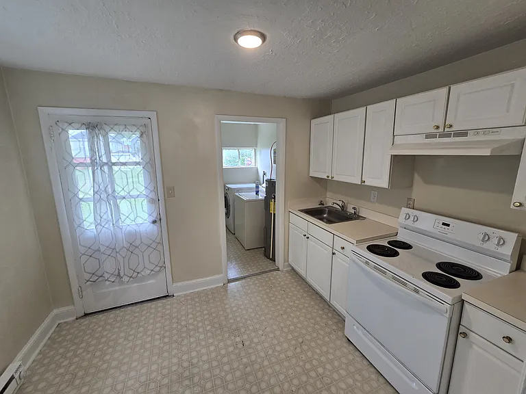 324 Woodstock Ln — Photo 3