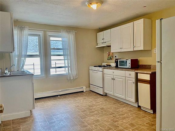 3rd image of 26 E Main St APT 4