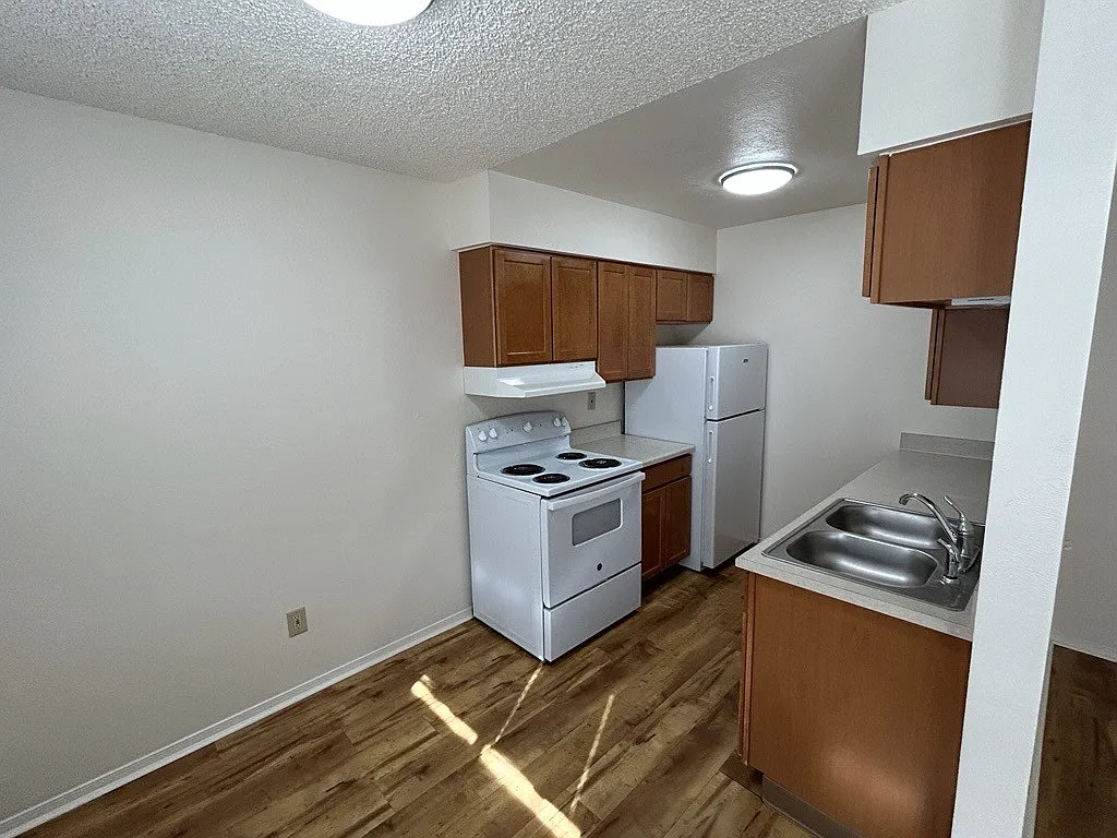 2 bed, 650 sqft, $1,642 — Photo 3