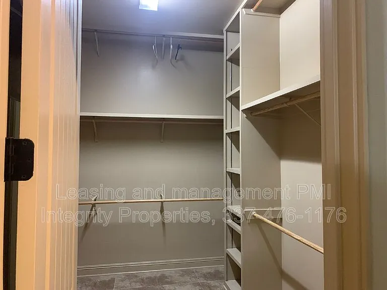 330 Dunvegan Ct — Photo 23