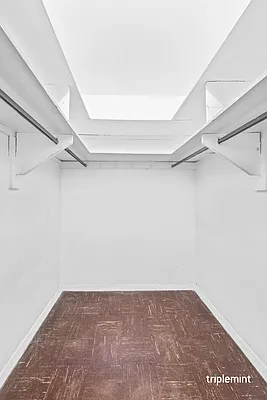 Sold by Triplemint | media 9