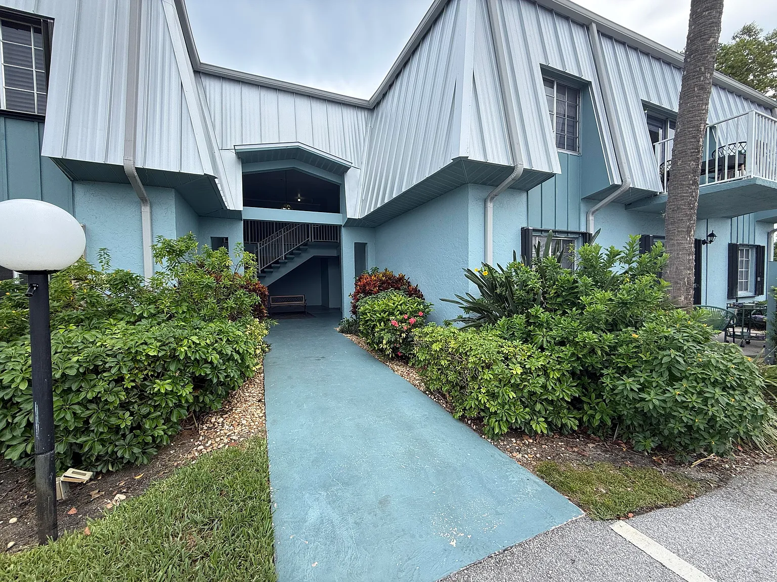 2 bed, 2.0 bath, 875 sqft, $1,695 — Photo 2