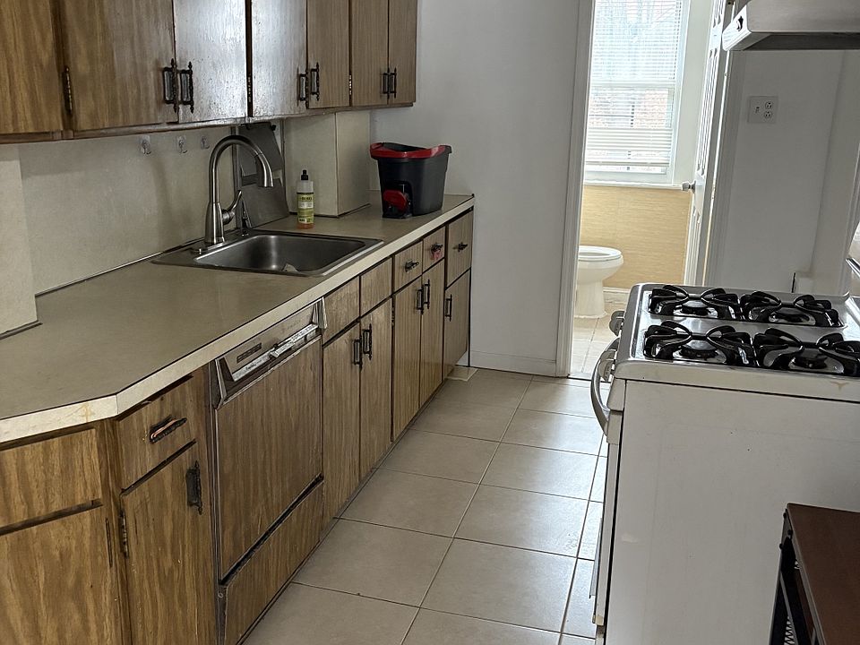 2nd image of 7526 Utopia Pkwy