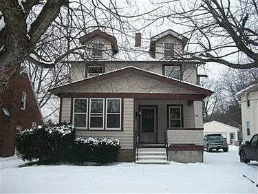 58 Russell Ave photo 1