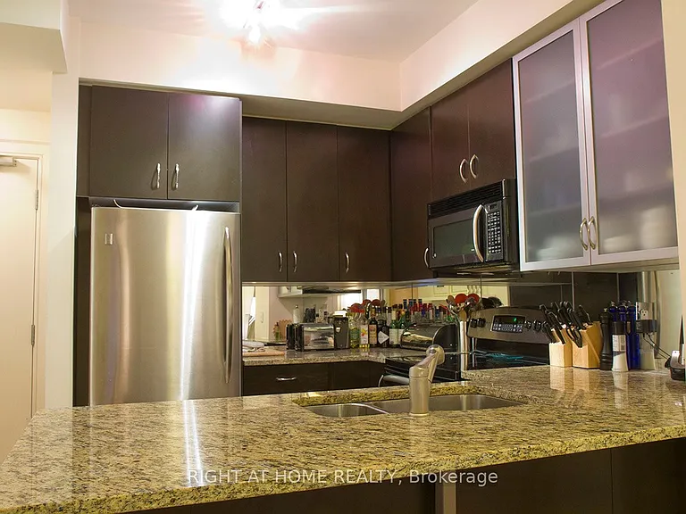 438 King St W #1403 — Photo 7