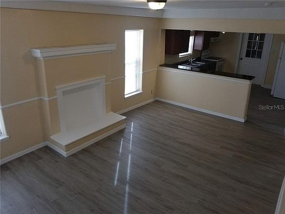 3rd image of 1039 S Suwanee Ave