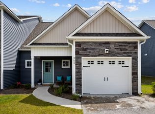 208 N Stingray Ln, Sneads Ferry, NC 28460