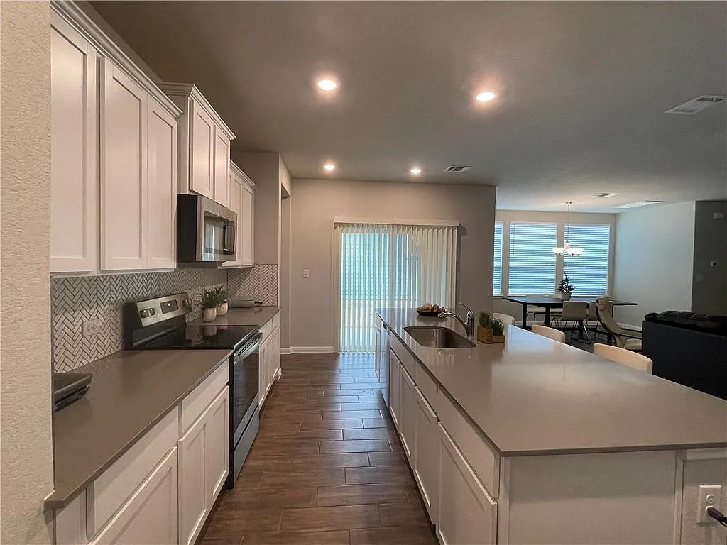 3 bed, 3.0 bath, 2058 sqft, $2,200 — Photo 2