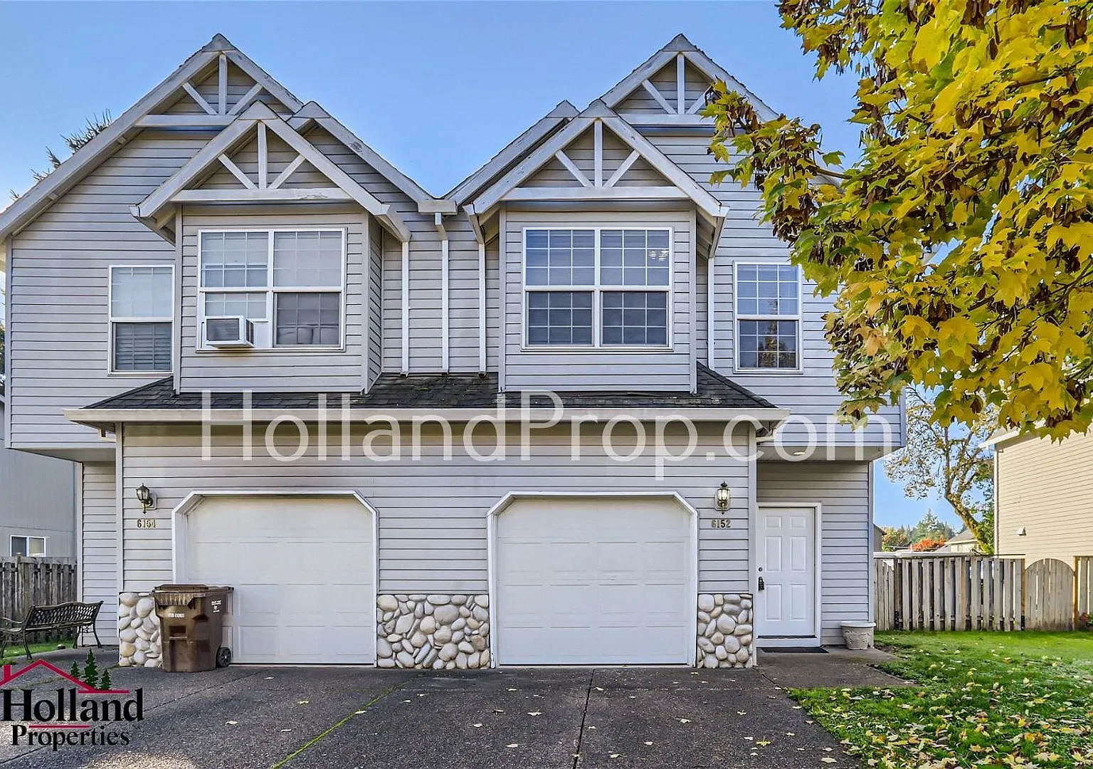 Cute 3 bedroom duplex unit with a fenced yard! — Photo 2
