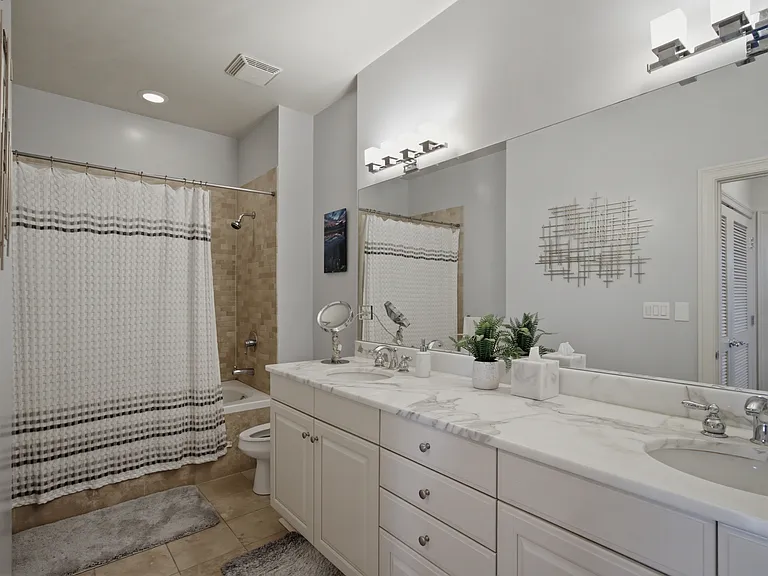 2801 N Oakley Ave #203 — Photo 12