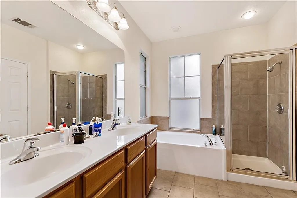 3 bed, 2.5 bath, 1400 sqft, $2,300 — Photo 4