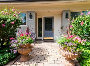 1044 Elm Ridge Dr, Glencoe, IL 60022