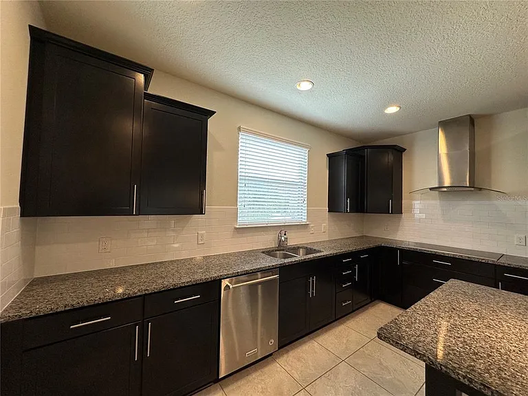 527 Piazza Point — Photo 63