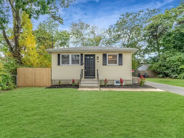 16 S 25th Street, Wheatley Heights, NY 11798