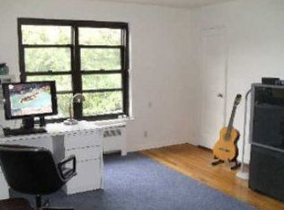 11 W Mill Dr APT 16C, Great Neck, NY 11021