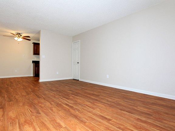 4th image of 10229 Ashwood St #296