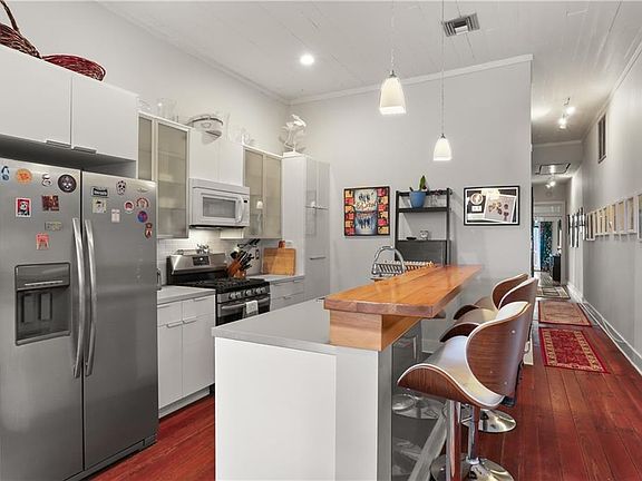 3rd image of 900 Delachaise St