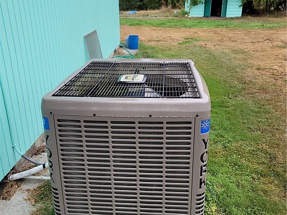 York heat pump with air conditioning, keeps the house fully comfortable regardless of the weather or time of year.