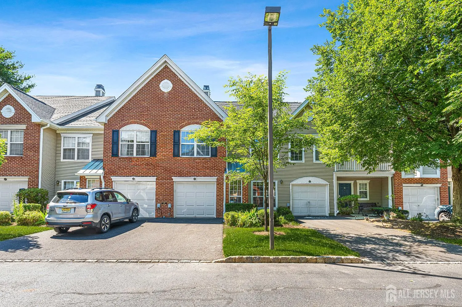 3 bed, 2.5 bath, 1927 sqft, $4,000 — Photo 1