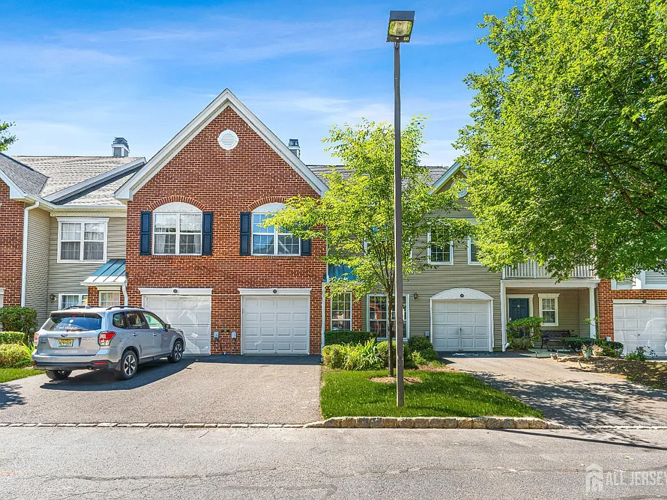 16 Lee Ct #405