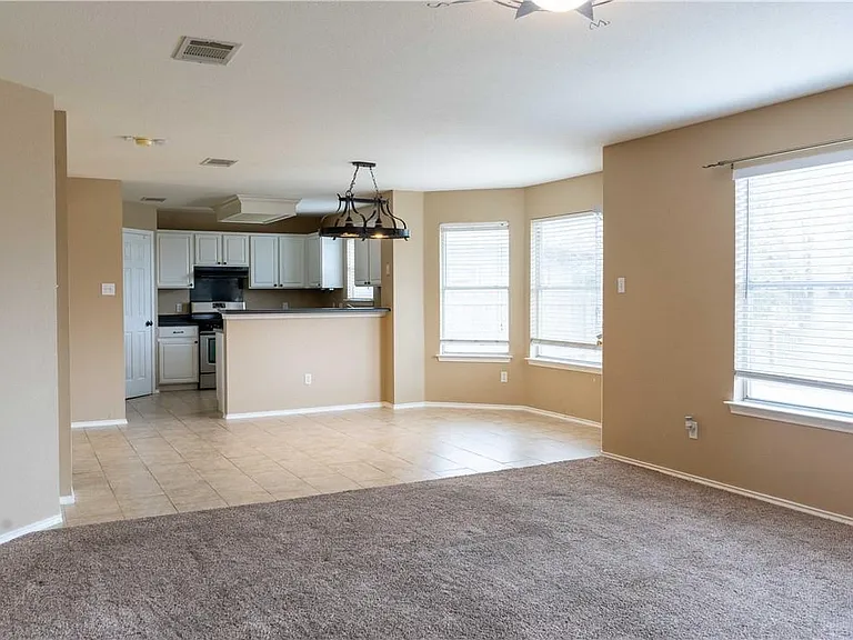 1608 Diana Dr — Photo 4