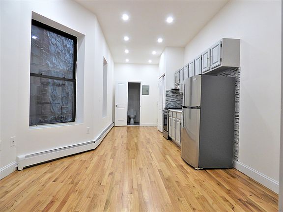 3rd image of 226 E 85th St APT 3B