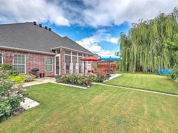 4th image of 310 S Briarhill Dr