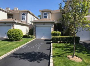 123 Windwatch Dr, Hauppauge, NY 11788