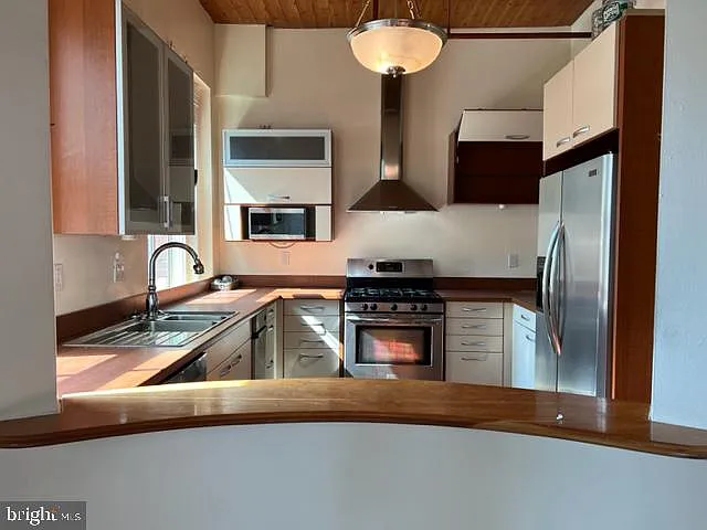 The Hutton — Photo 3