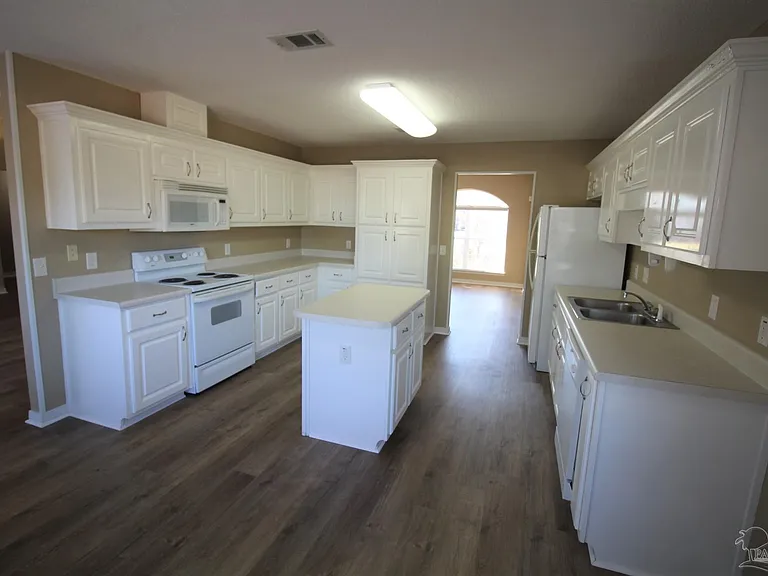 1100 Freeboard Blvd — Photo 8