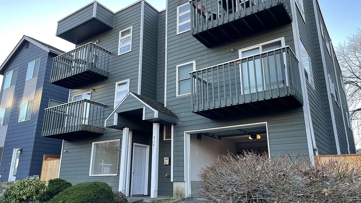 Building Photo - 5261 Brooklyn Ave NE #202