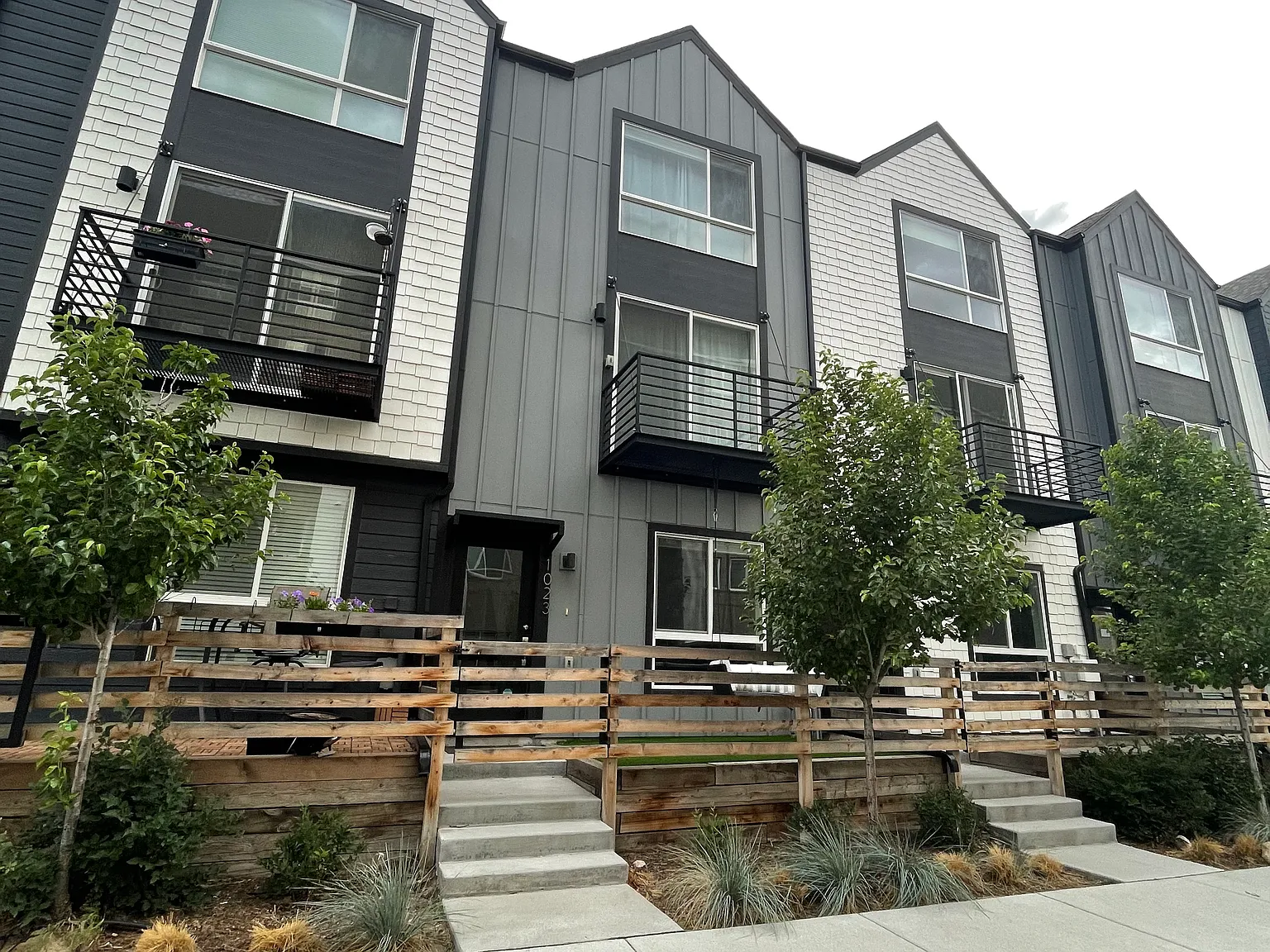 2 bed, 2.5 bath, 1269 sqft, $2,600 — Photo 1