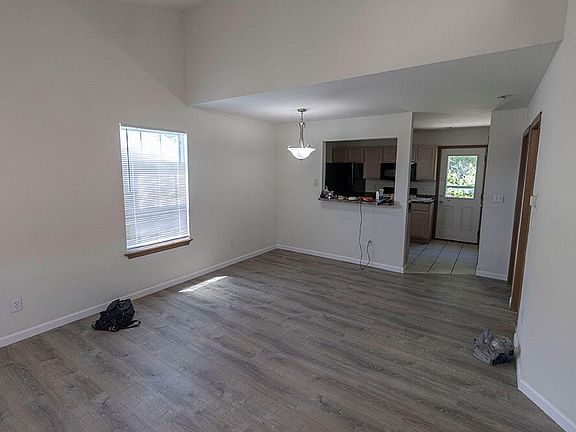 3rd image of 1015 W Ash St