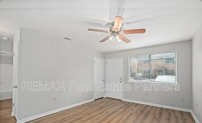 2 bed, 1.0 bath, 712 sqft, $800 — Photo 4