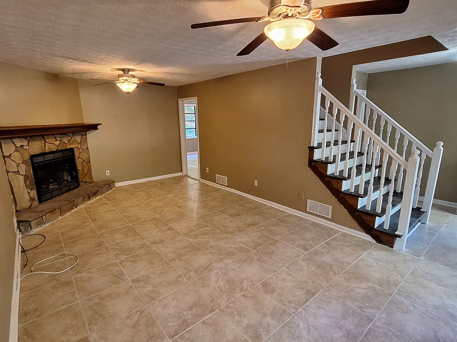 4 bed, 2.5 bath, 1896 sqft, $2,295 — Photo 2