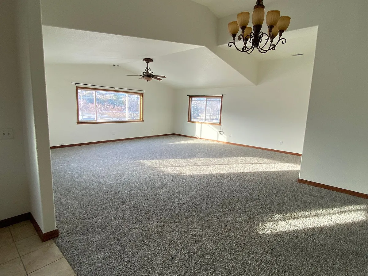 Building Photo - 529 W River Rd #D
