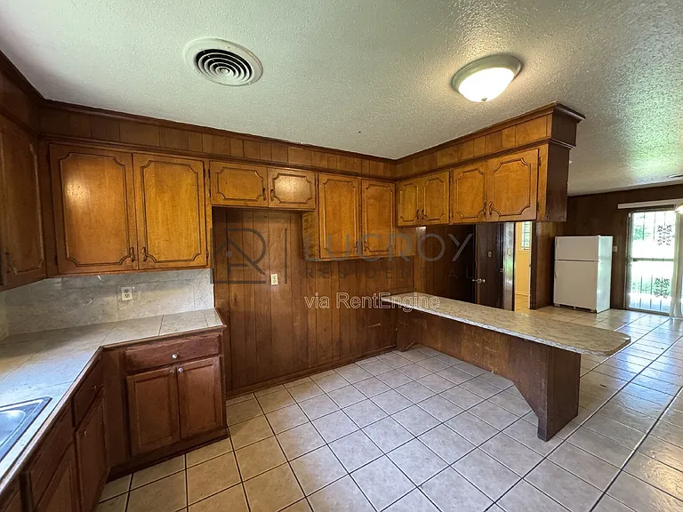 577 Dryden Ave — Photo 6