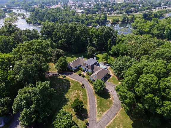 4th image of 300 Ingleside Dr