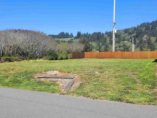 16225 Gilbert Way, Smith River, CA 95567