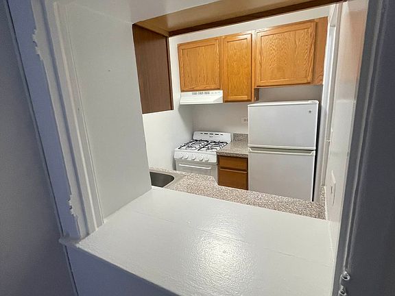 3rd image of 320 W 30th St APT 2E