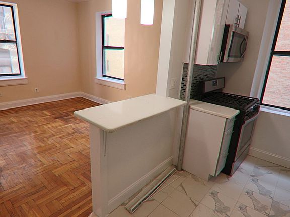 3rd image of 19 Cumming St APT 2D