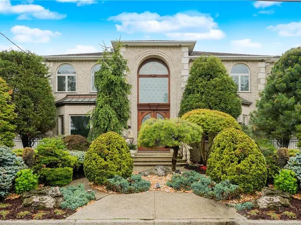 36 Adlers Ln, Staten Island, NY 10307