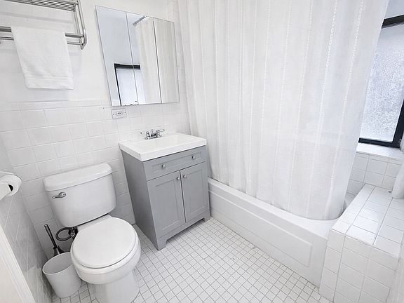 3rd image of 105 E 15th St APT 58