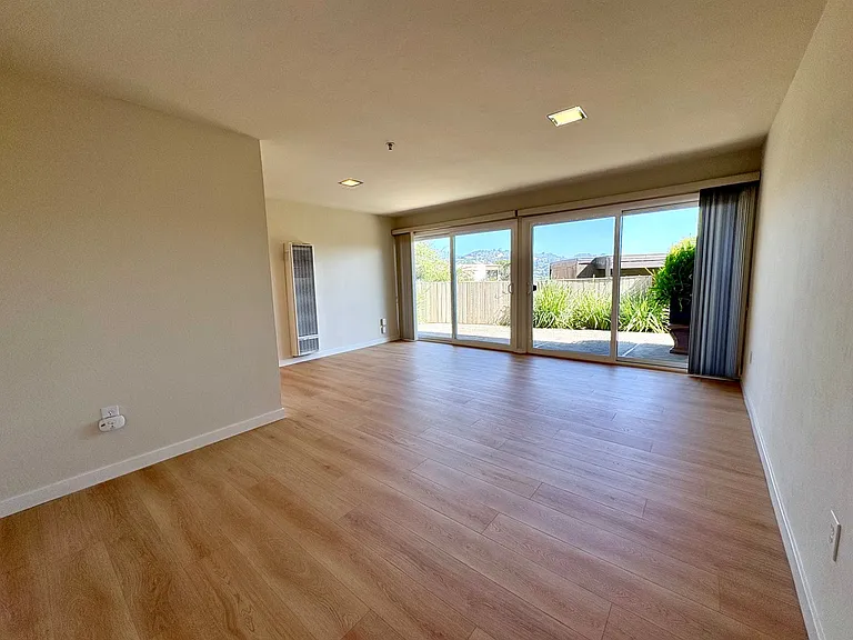 28 Gomez Way #14 — Photo 1