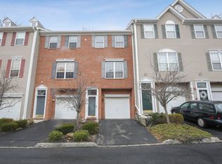 71 Meadow Ln, Nanuet, NY 10954