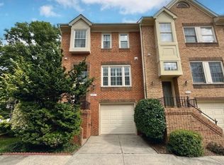 8011 Merry Oaks Ct, Vienna, VA 22182