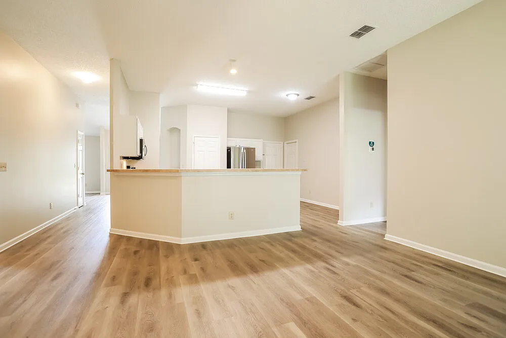 3 bed, 2.0 bath, 2091 sqft, $3,050 — Photo 4